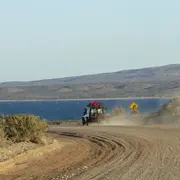 La ruta bordea el Mar Argentino y ofrece vistas espectaculares.