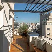 Abrieron un balcón cerrado y lo convirtieron en terraza.