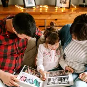 Familia viendo un álbum de fotos