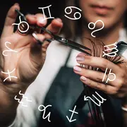 Una mano cortando un mechón de pelo y encima, la rueda zodiacal con los símbolos de los 12 signos del Zodíaco.