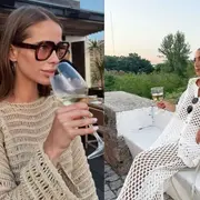 Dos mujeres usando prendas de crochet