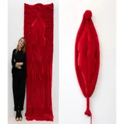 Guillermina Grinbaum con dos de sus creaciones en terciopelo: Entre pliegues y Crisálida.