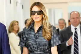 Melania Trump con un vestido camisero de lunares 