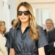 Melania Trump con un vestido camisero de lunares