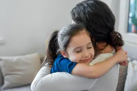 Hija abraza a su mamá