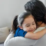Hija abraza a su mamá