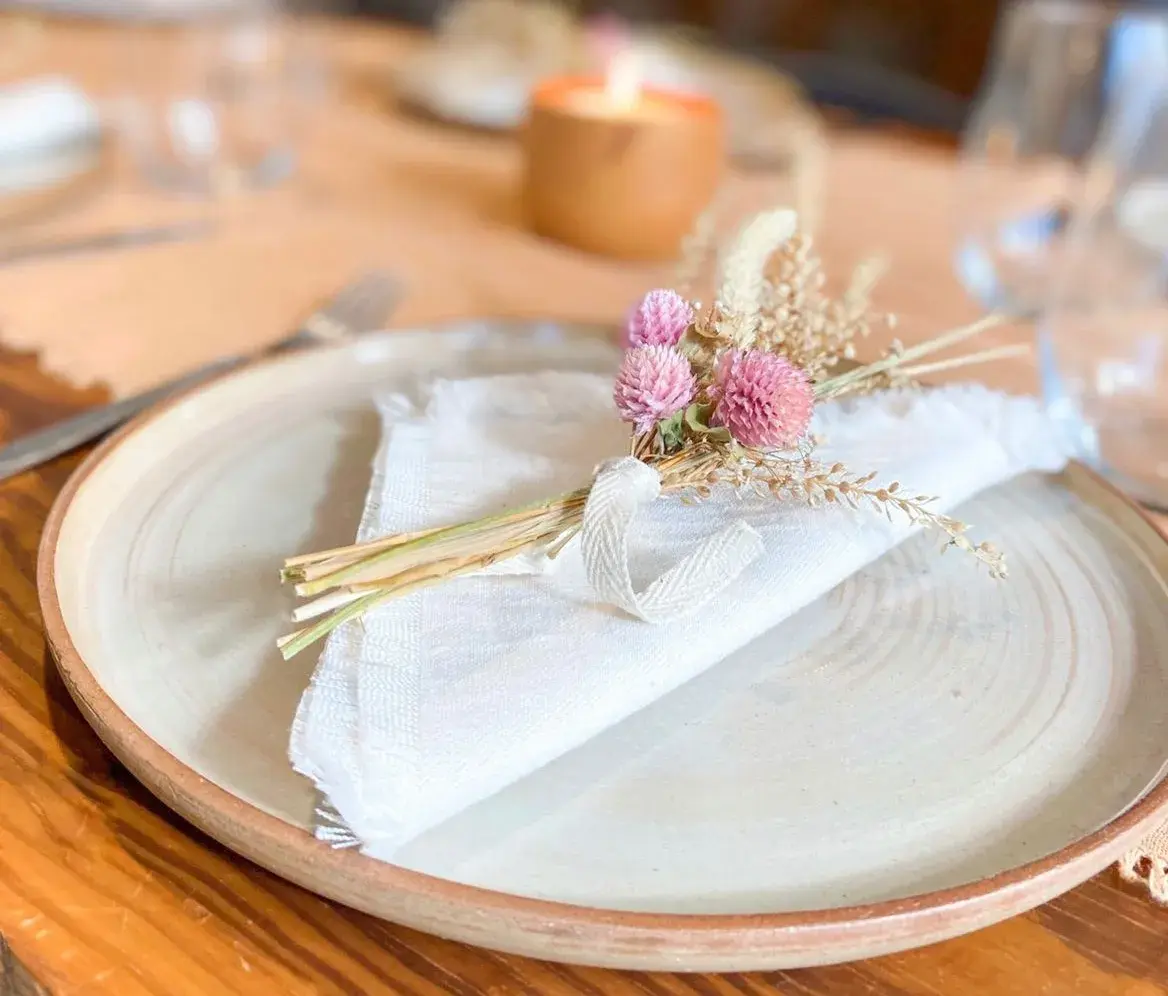 Ideas simples para decorar la mesa navideña.