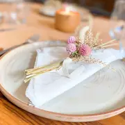 Ideas simples para decorar la mesa navideña.