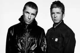 Foto de Noel y Liam Gallagher, líderes de Oasis.