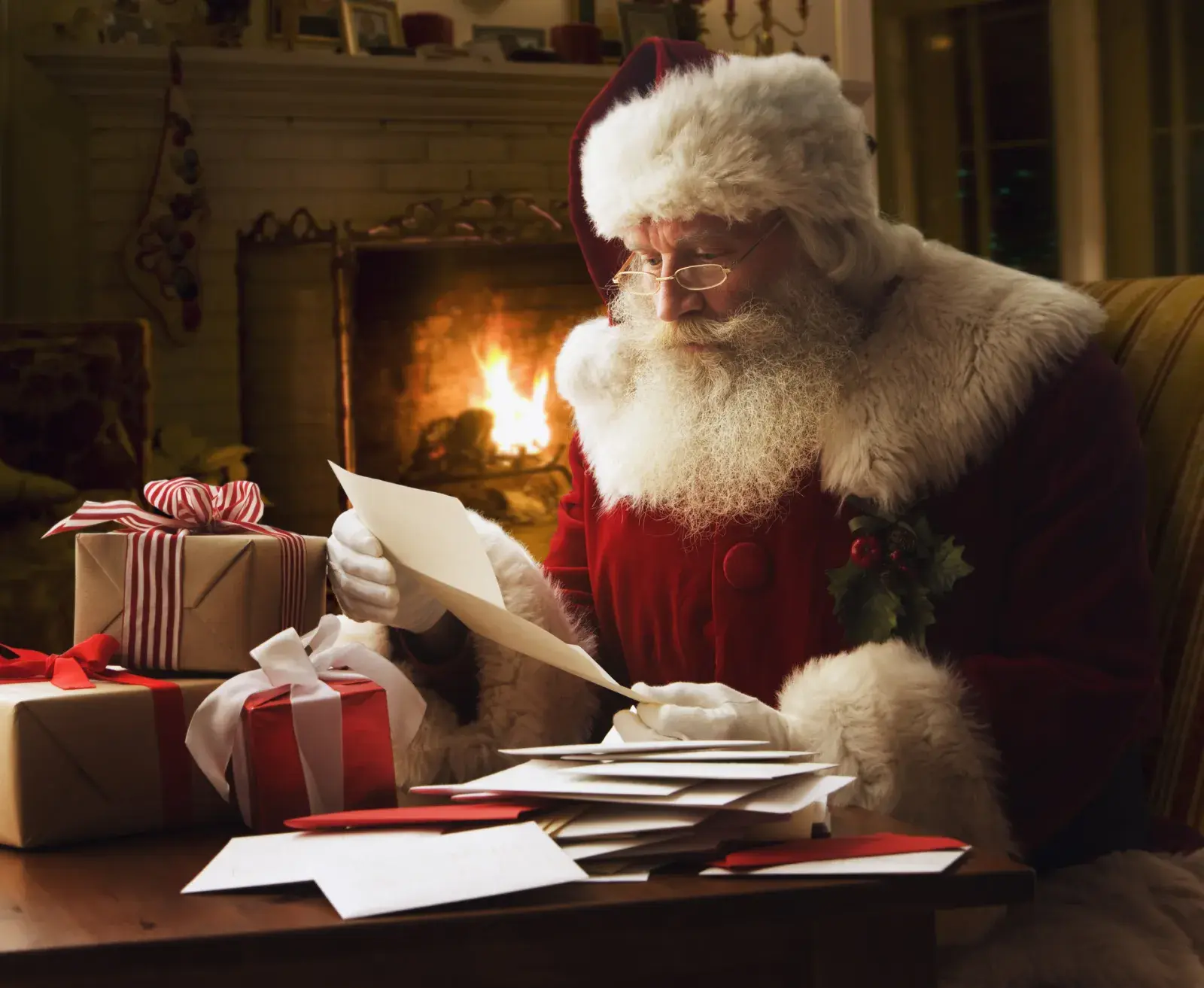 Papá Noel lee una carta en vísperas de Navidad.