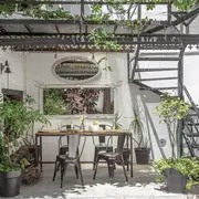 El uso estratégico de los espejos da multiplicidad al verde y eco a la luz.