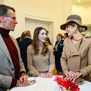 La reina de los Países Bajos dijo presente en un evento en La Haya y se llevó todas las miradas con un look monocromático con accesorios muy originales.