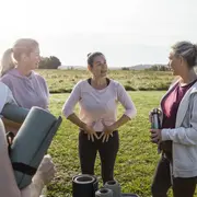 grupo de mujeres yoga