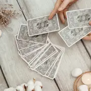 Cartas de tarot desplegadas sobre una mesa.