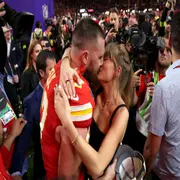 Foto de Taylor Swift y Travis Kelce.