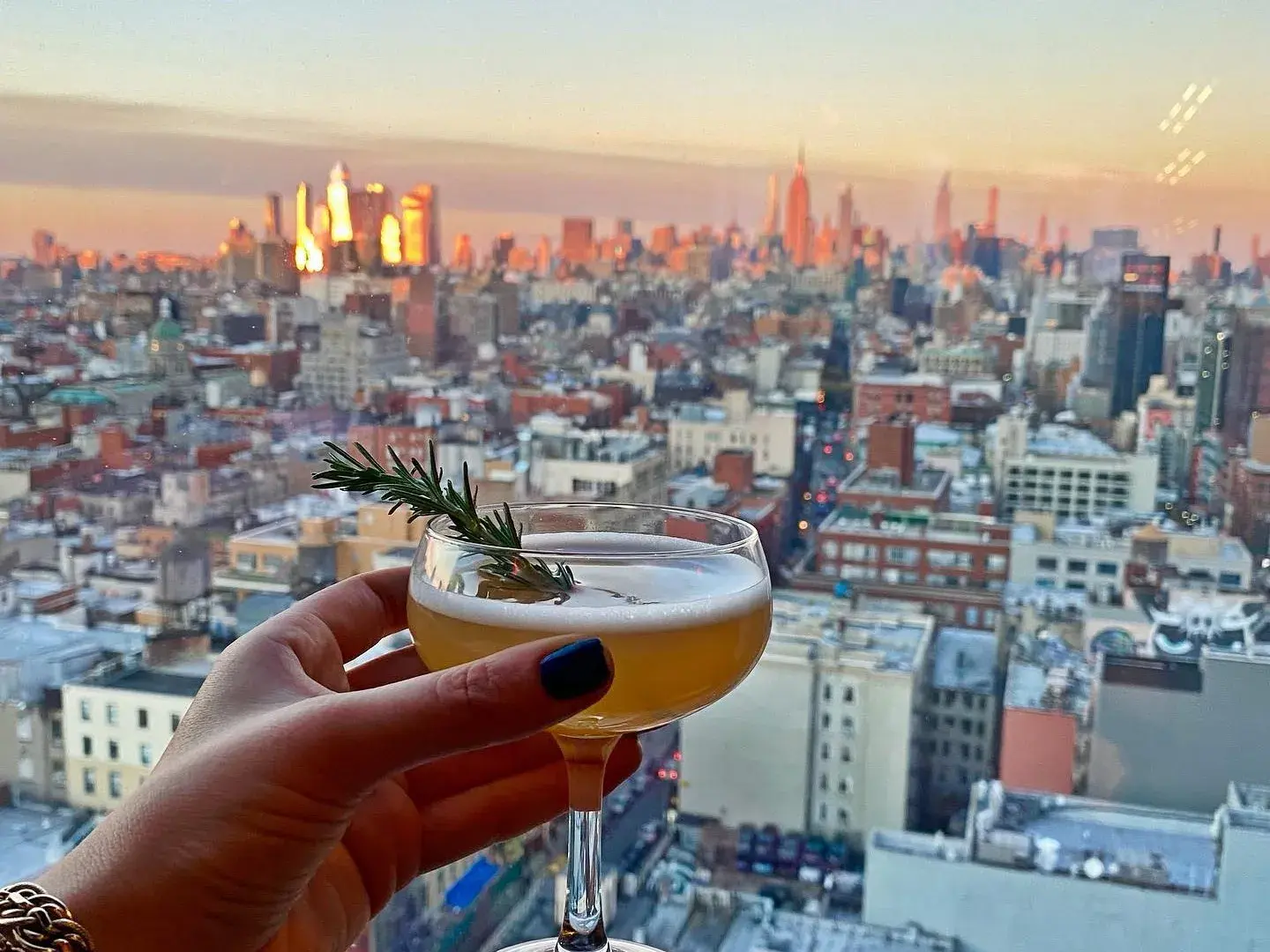 5 rooftops con tragos ricos y vistas imperdibles para admirar Nueva York desde lo alto