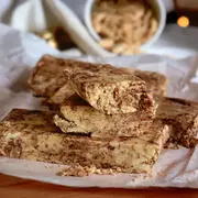 Pila de turrones cortados sobre una bandeja de papel
