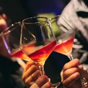 brindis con copas de vinos ligeros
