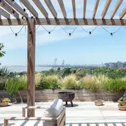 Tener vista al río es un gran privilegio y también, un enorme desafío a la hora de diseñar el paisaje de altura.