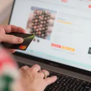 Una mujer haciendo una compra online desde su computadora