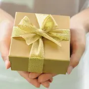 una mujer con un regalo entre sus manos