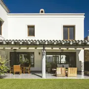 Sombra, aire libre y comodidad para reuniones. Decisiones funcionales y muy estéticas convierten a este ambiente en un lugar estratégico de la casa.