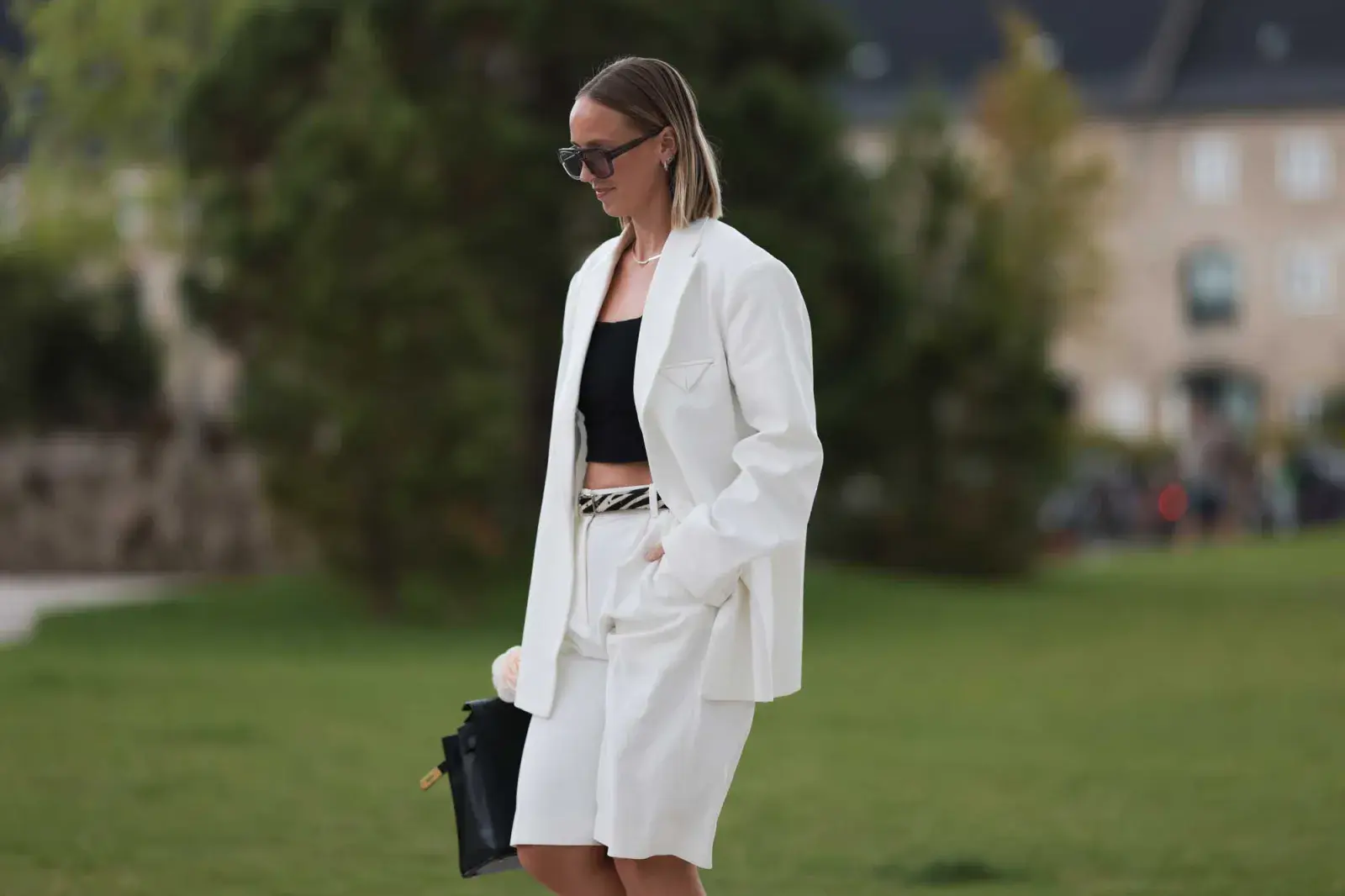 Las bermudas blancas son la prenda tendencia de 2025