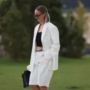 Las bermudas blancas son la prenda tendencia de 2025