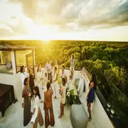 hotel personas celebrando