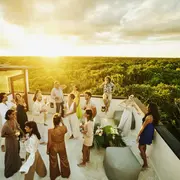 hotel personas celebrando