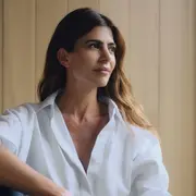 Foto de Juliana Awada con una camisa blanca.