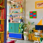 Foto de un hogar con mucho color.