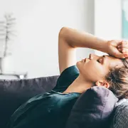 Esta dinámica se describe como ocupar un rol sumiso y obediente en la pareja