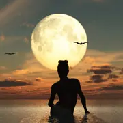 Una mujer mirando una Luna Llena desde el agua.