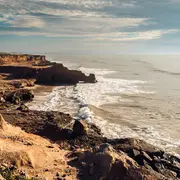 La ciudad de Mar del Plata cuenta con 47 kilómetros de costa y se encuentra a media hora de lagunas y humedales que valen la pena conocer.