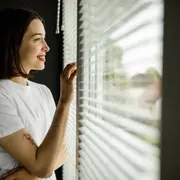 mujer mirando por la ventana