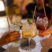 brindis con cócteles