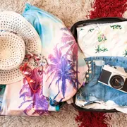 Valija abierta con ropa de verano