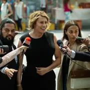 Karla Sofía Gascón y Zoe Saldaña en una escena de Emilia Pérez.