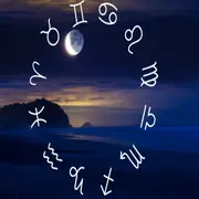 Una luna sobre una playa