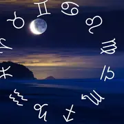 Una luna sobre una playa