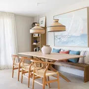 comedot frente a la playa con banco y sillas