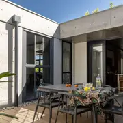 Ya sea en una terraza, un patio o un jardín, la idea es integrar con el exterior el espacio para comer.