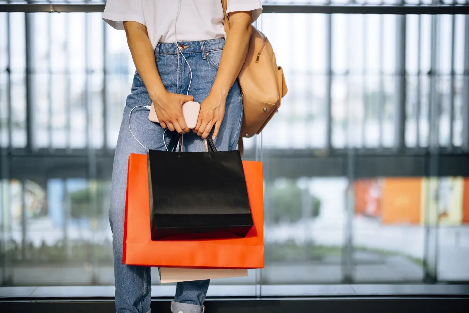 Una mujer haciendo compras en un shopping