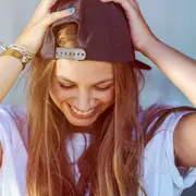 Sumar una gorra diariamente puede funcionar como una suerte de protección emocional dado que podría servir como una barrera y un objeto que genera seguridad o anonimato