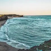 Desde 1963, Playa Luna Roja en Chapadmalal ha sido un refugio natural donde la tranquilidad y la belleza se encuentran con el mar