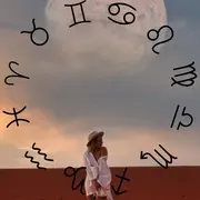 Una chica y una luna llena encima de ella