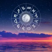 La rueda zodiacal, con los símbolos de los 12 signos astrales, sobre un claro de agua.