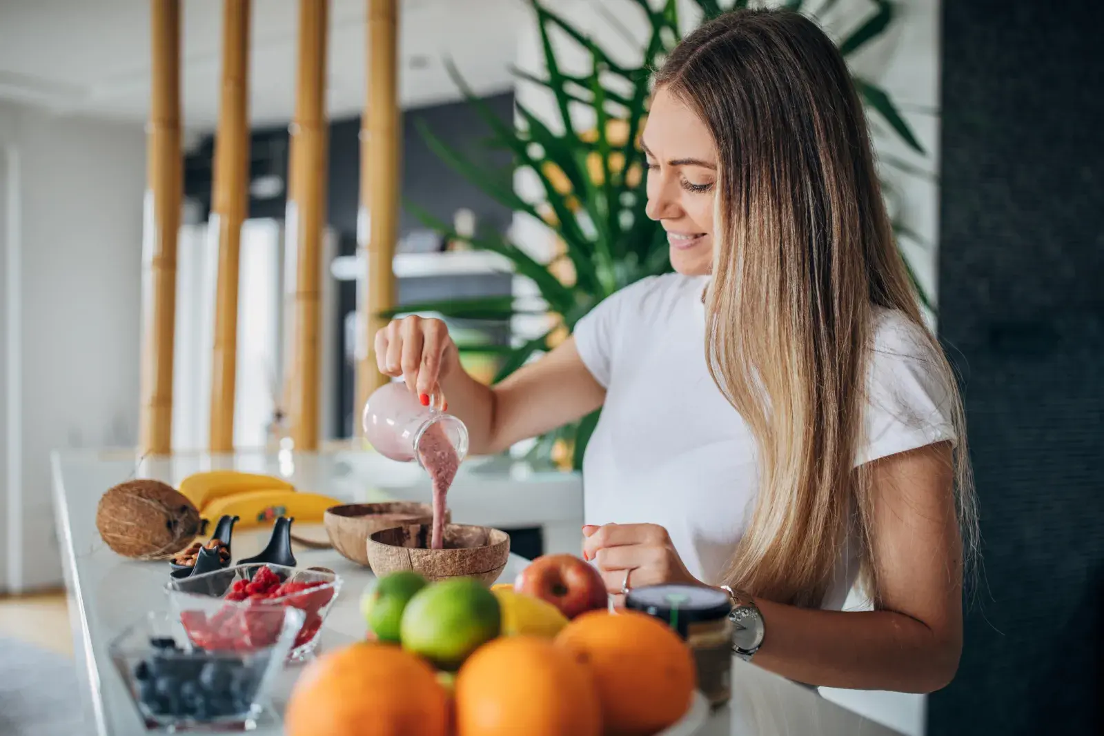 Mujer desayunando frutas