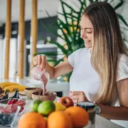Mujer desayunando frutas